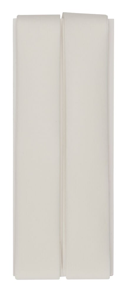 Vitt fållband vikt i ett rektangulärt paket.