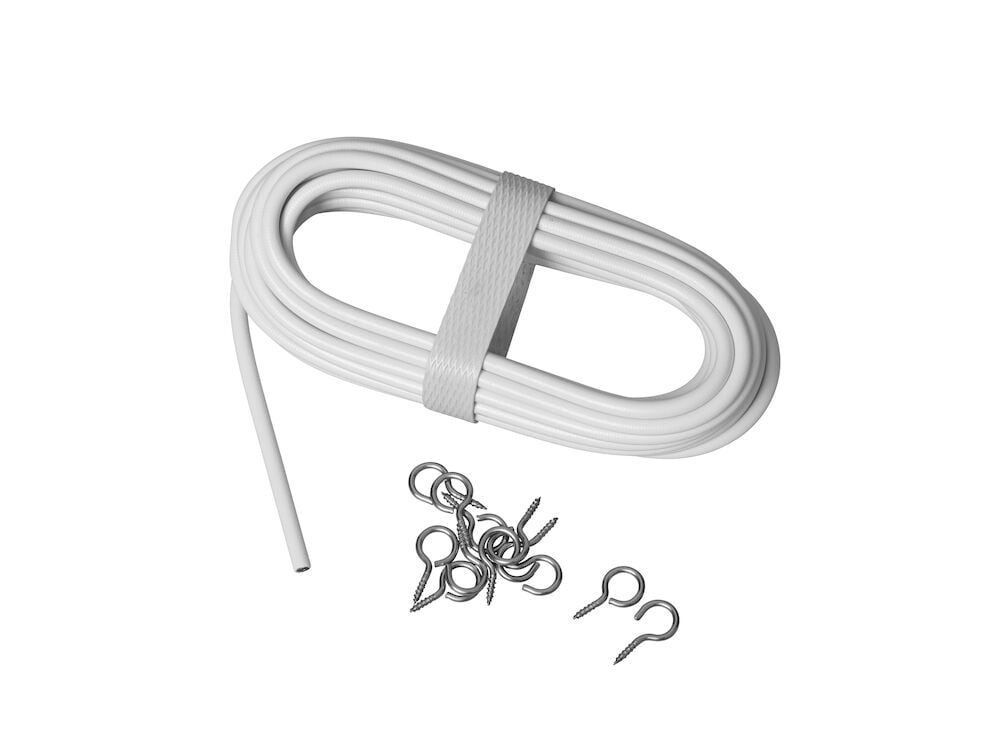 Vit gardinspiral med metallkrokar och öglor.