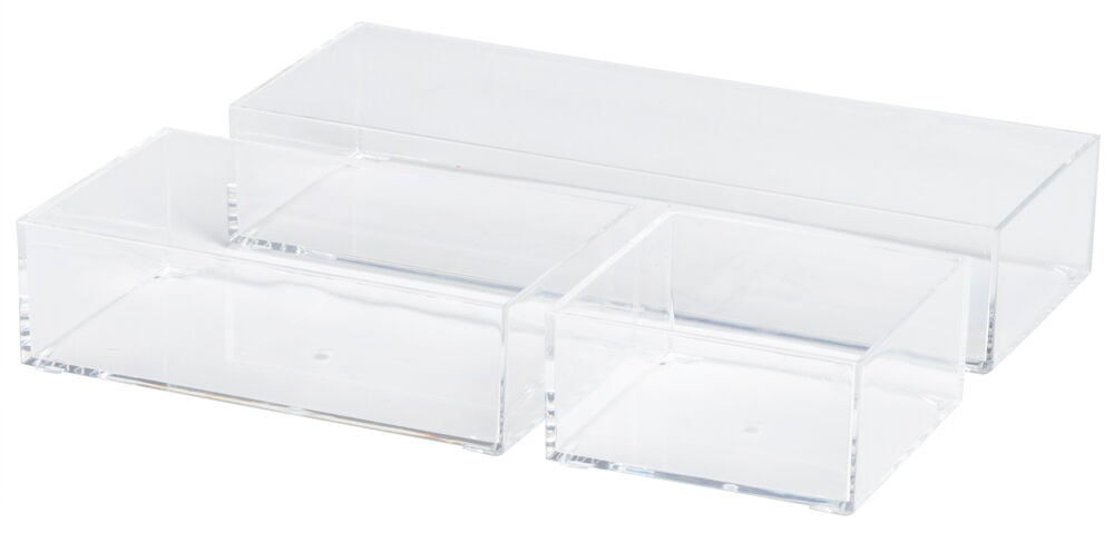 Tre genomskinliga rektangulära plastlådor staplade tillsammans.