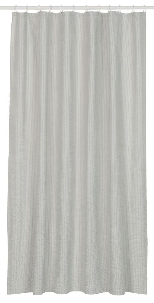 Beige seersucker duschdraperi med rutig textur, hängande på en vit stång med ringar.