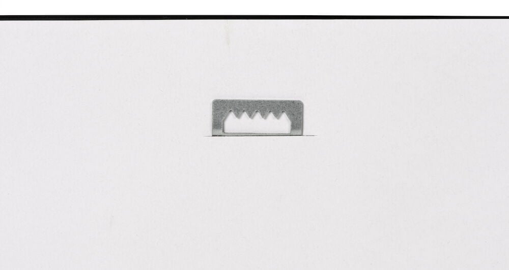 Upphängningsbeslag på baksidan av rektangulär spegel.