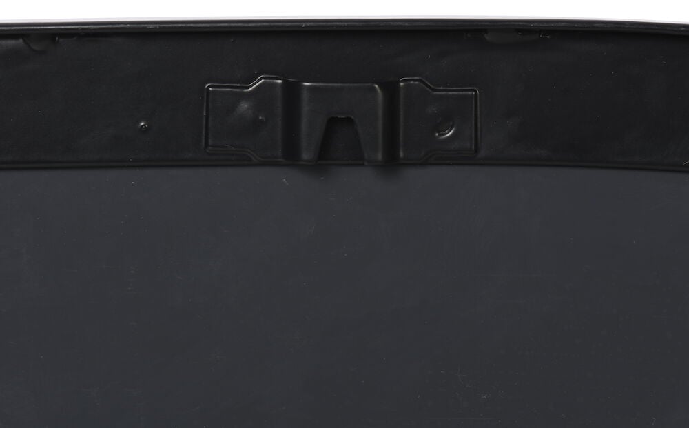 Svart metallbeslag för upphängning på spegelns baksida.