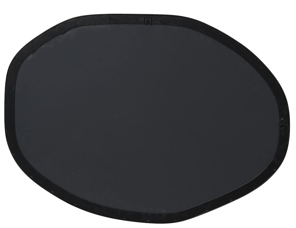 Organiskt formad spegel med tunn svart metallram.