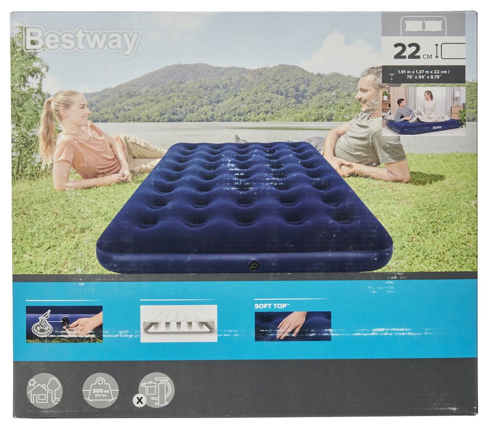 Blå uppblåsbar madrass utomhus med två personer.