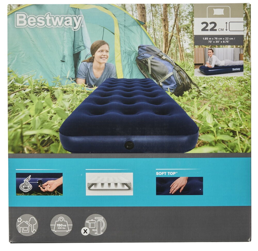 Blå luftmadrass utomhus vid tält och ryggsäck.