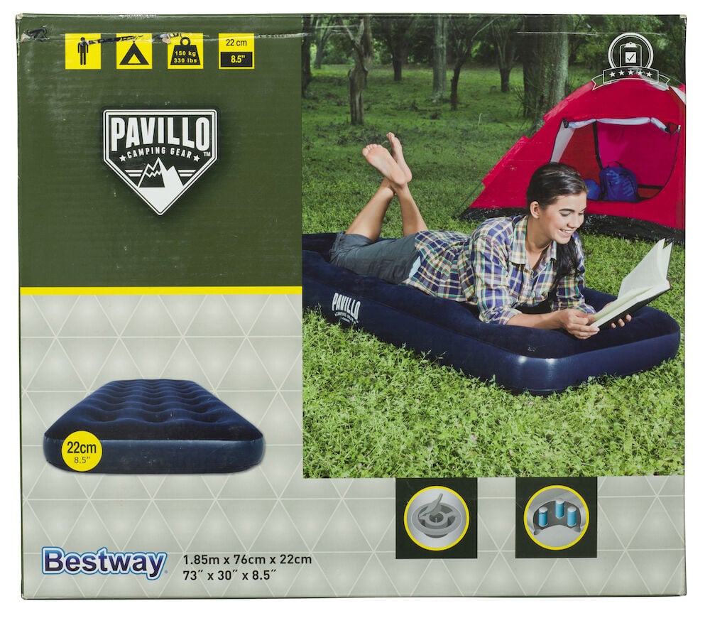 Person läser på blå uppblåsbar madrass utomhus.