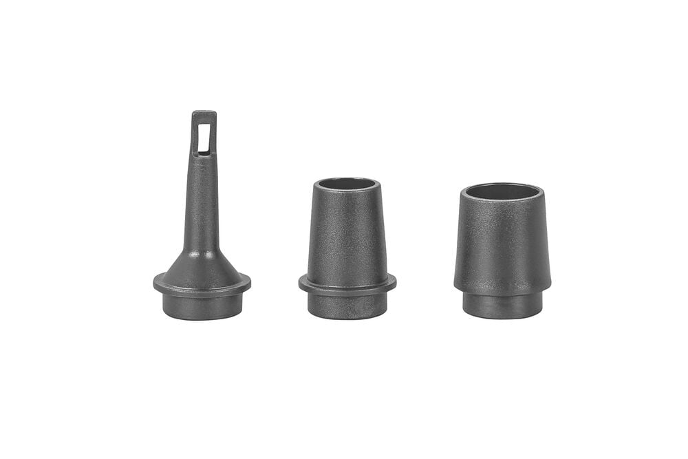 Tre mørkegrå industritilbehør, ett med rektangulær spalte, og to hule sylindriske adaptere.
