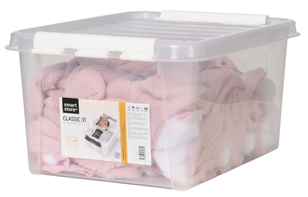 Transparent plastlåda med lock fylld med rosa textilier.