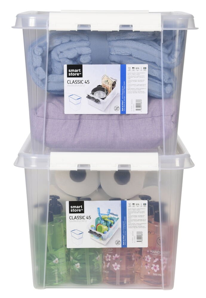 Två staplade transparenta förvaringslådor med lock och innehåll.