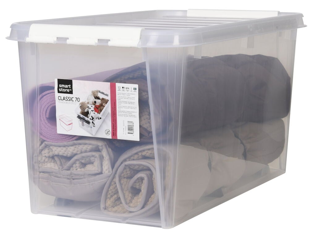 Transparent förvaringslåda med lock fylld med textilier.