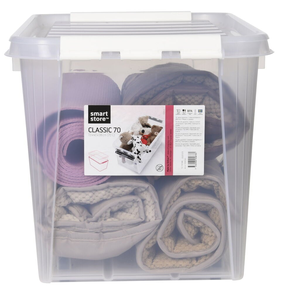 Transparent förvaringslåda med lock fylld med filtar och mattor.