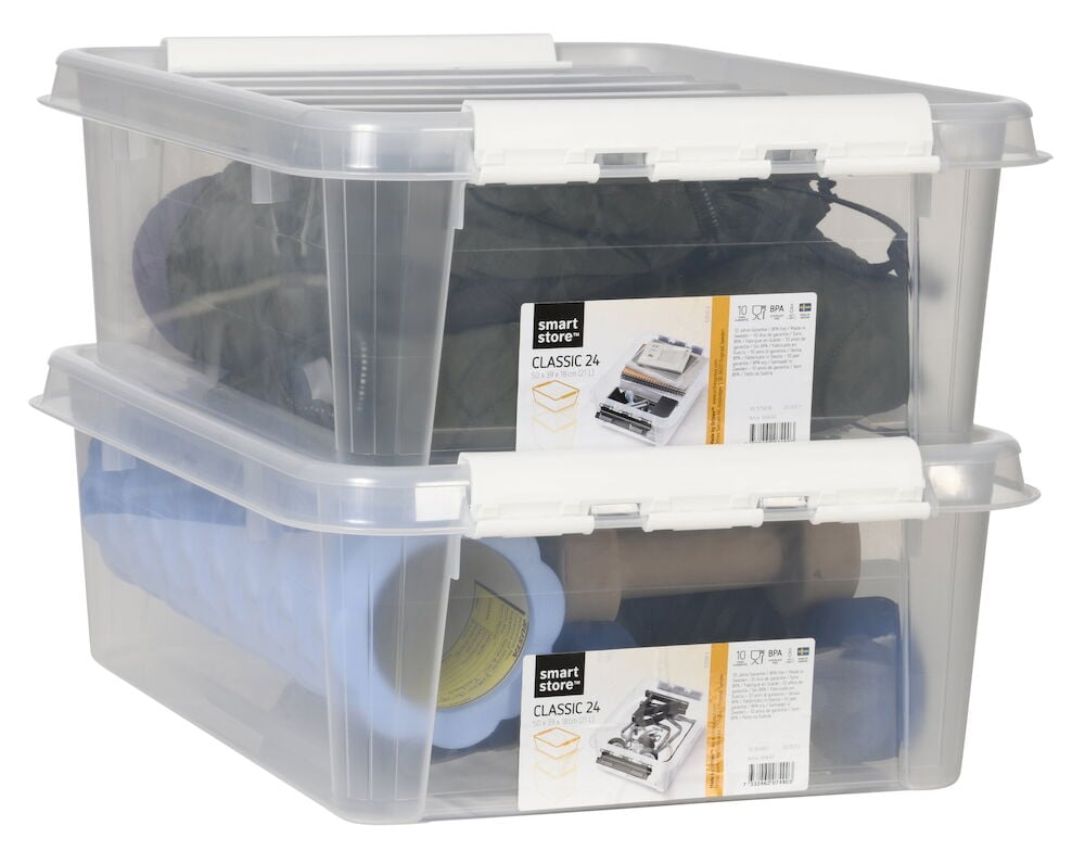 Två staplade genomskinliga förvaringslådor med vita lock.