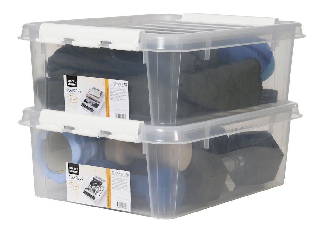 Två staplade transparenta förvaringslådor med vita lock.