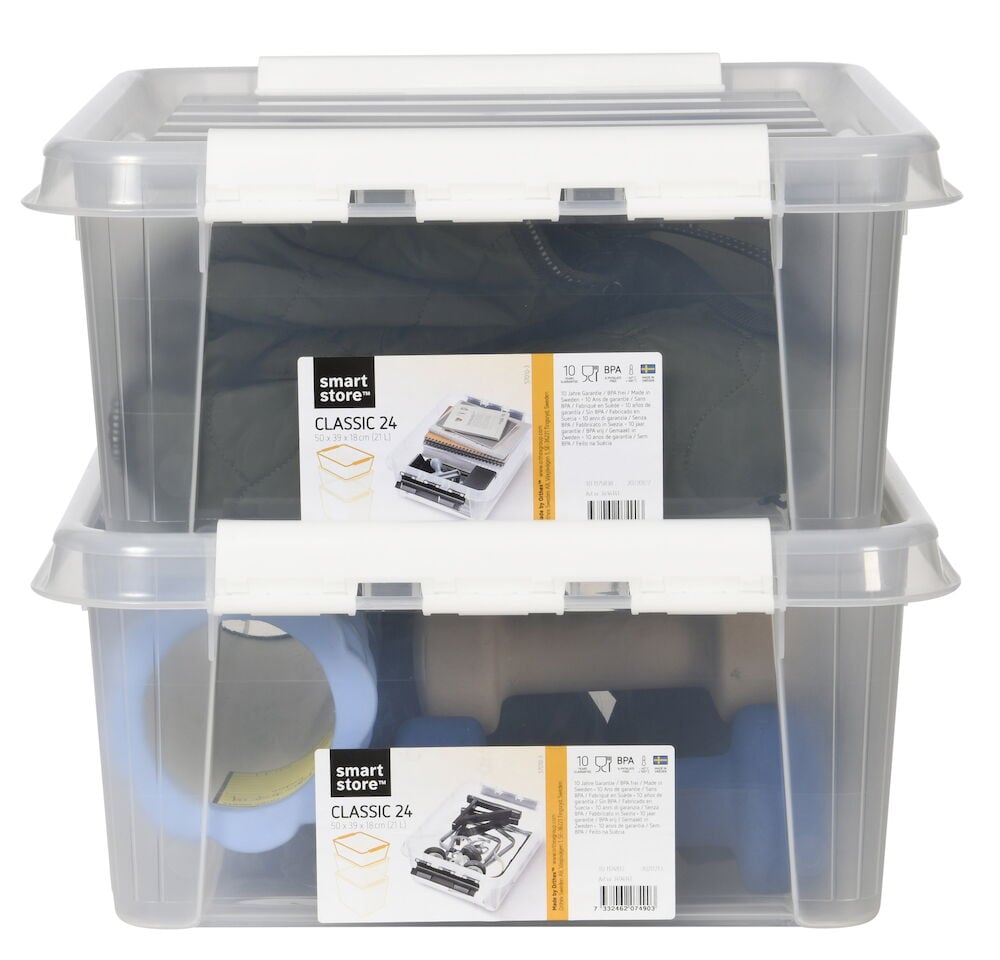 Två stapelbara transparenta förvaringslådor med vita lock.