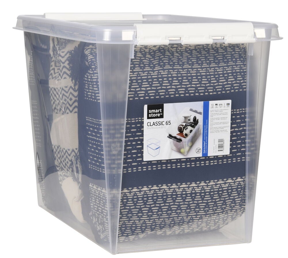 Genomskinlig förvaringslåda med lock fylld med textilier.