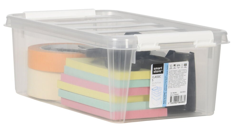 Transparent förvaringslåda med lock och kontorsmaterial inuti.