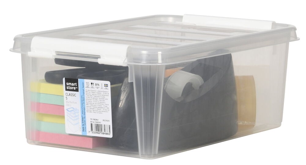 Transparent förvaringslåda med lock och kontorsmaterial inuti.