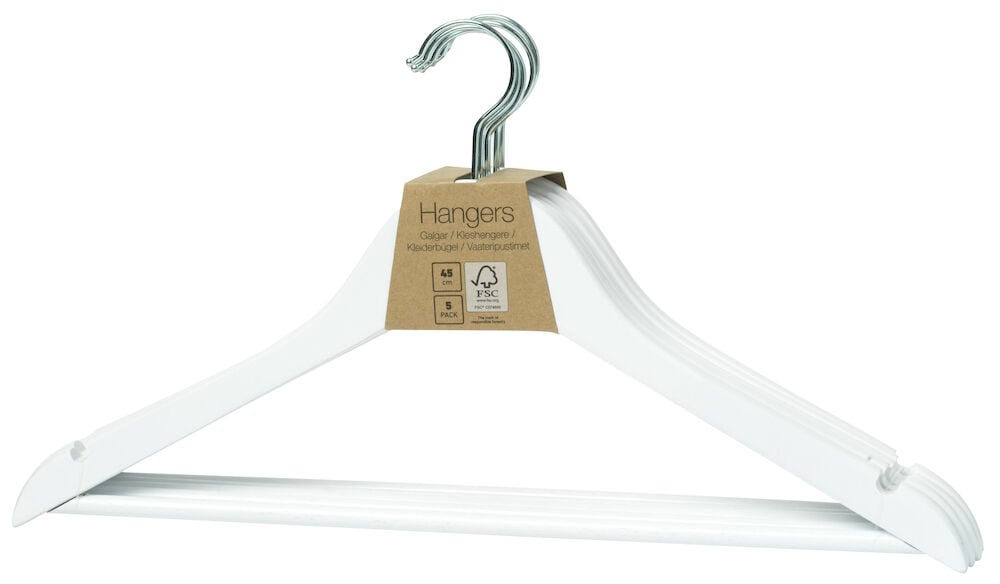 Fem hvite trekleshengere med metallkroker sammenbundne.