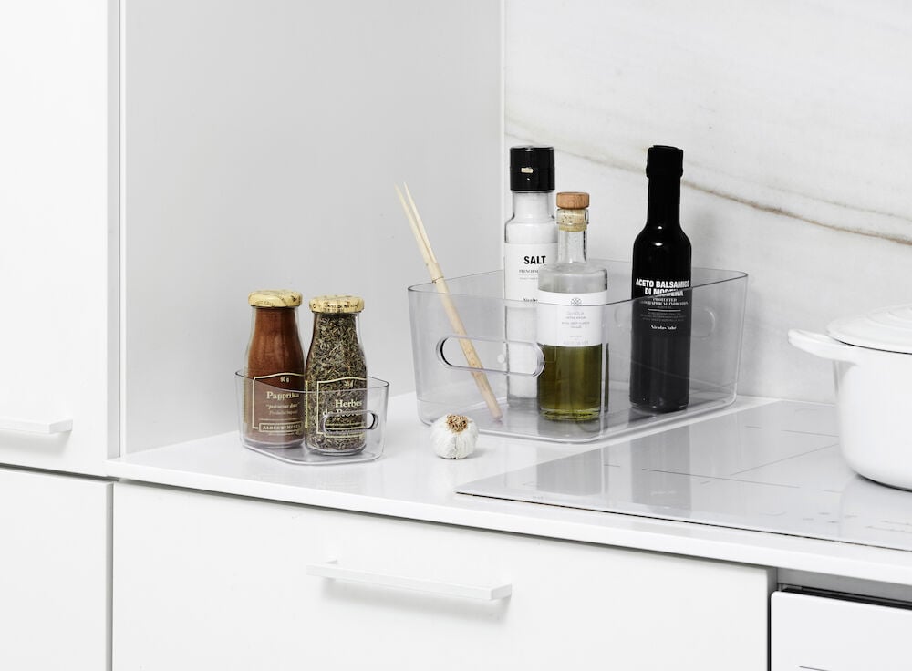 Transparent lock placerat på köksbänk nära kryddor.