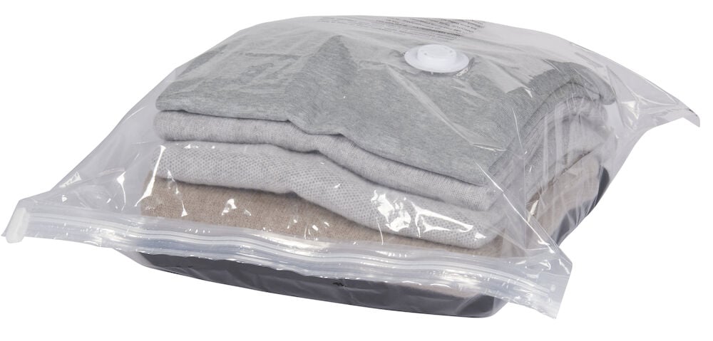 Transparent vakuumpåse med hoppressade kläder inuti.