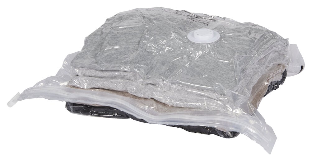 Transparent vakuumpåse med kläder inuti för förvaring.