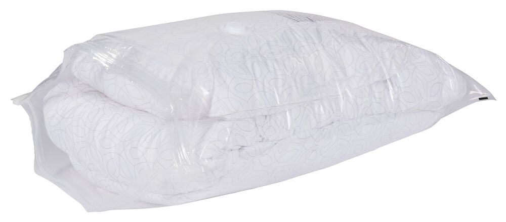 Kudde i transparent vakuumpåse för förvaring.