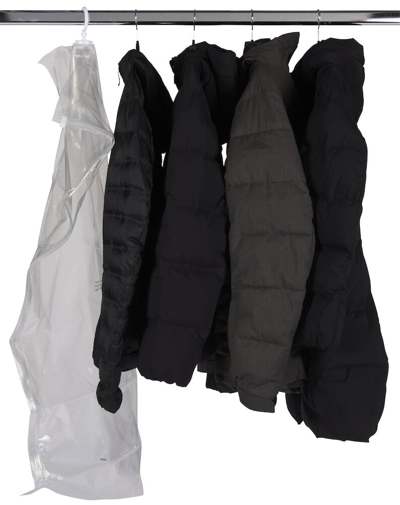 Läpinäkyvä tyhjiöpussi koukulla roikkuu takkien vieressä.