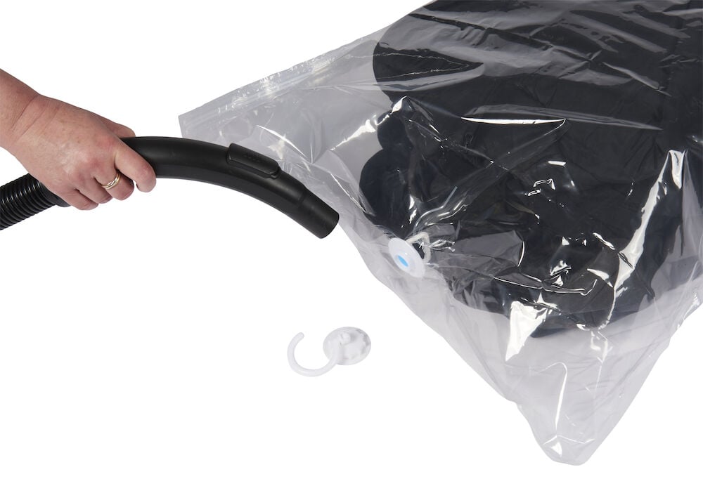 Läpinäkyvä tyhjiöpussi, jossa on koukku ja imuriletku.