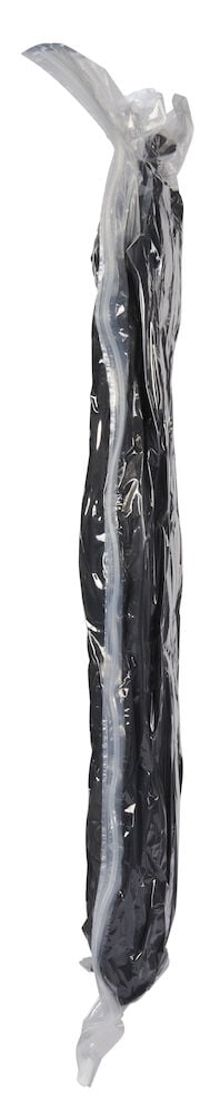 Läpinäkyvä tyhjiöpussi, jossa vaatteet ja ripustuskoukku.