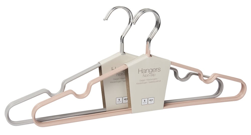 Fem metallhengere i blandede farger stablet sammen.