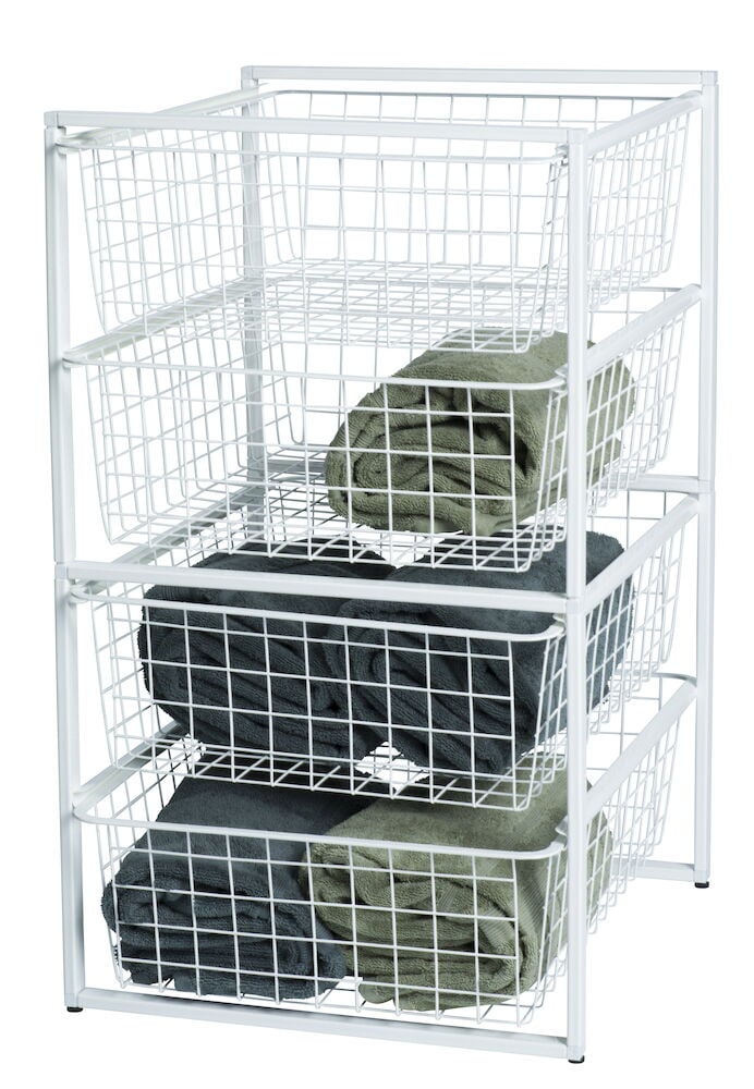 Valkoiset korijärjestelmät telineellä ja taitellut pyyhkeet.