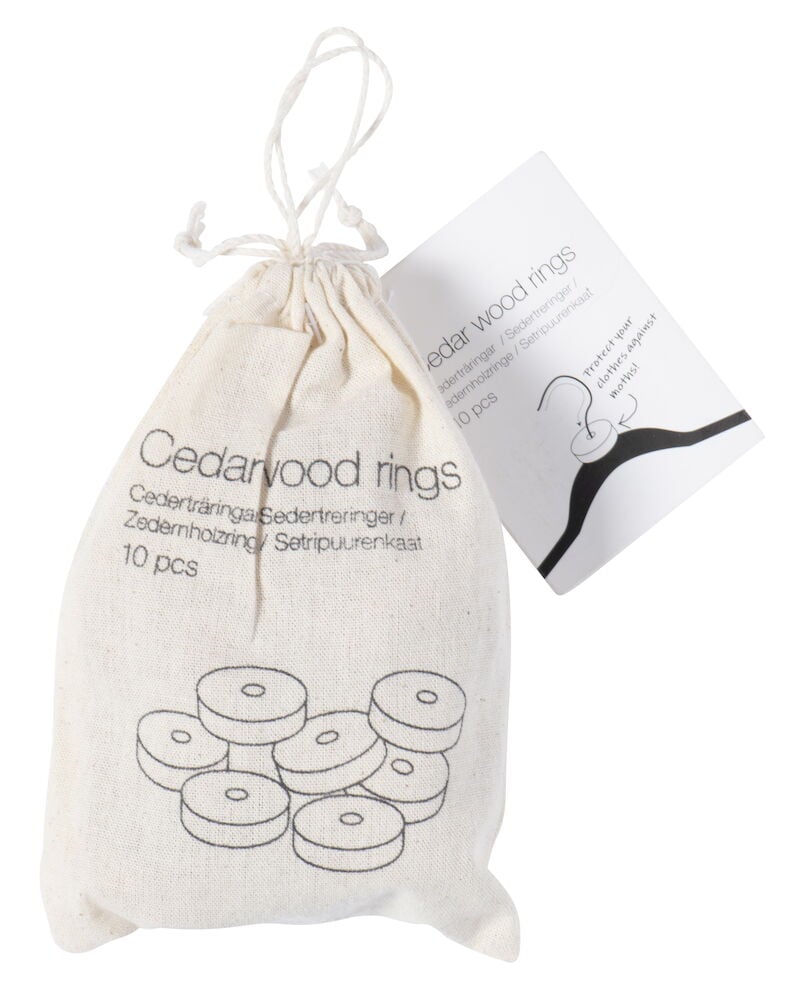Tygpåse med tio cederträringar för garderobsskydd.