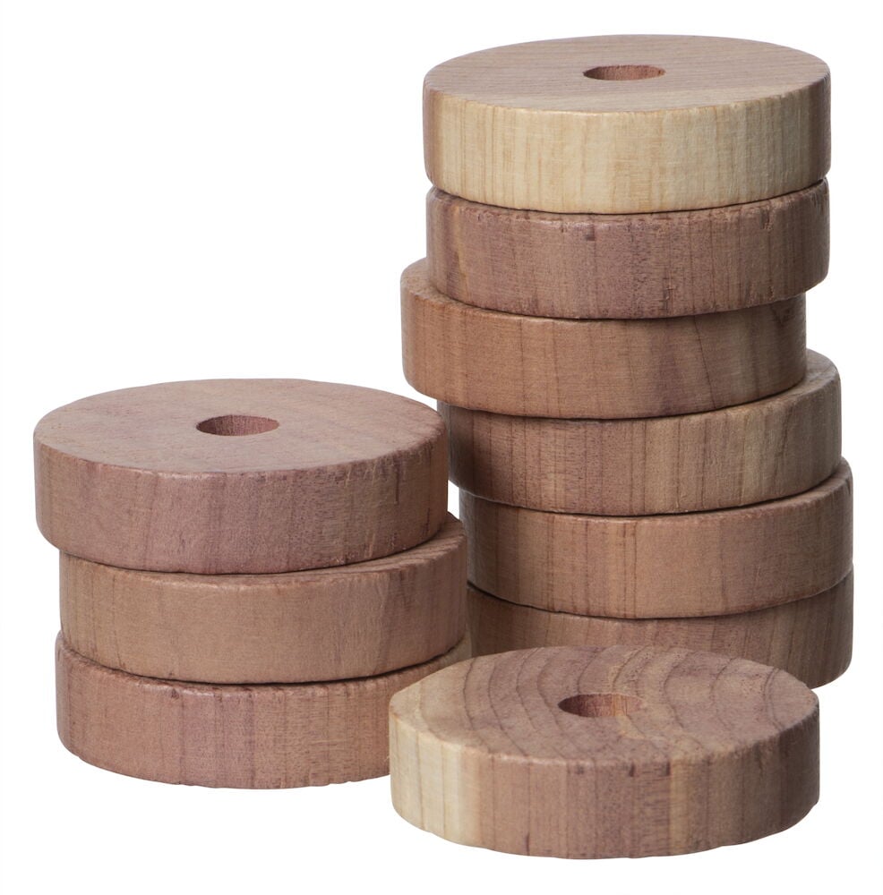 Ti runde cedertræringer stablet på hverandre.