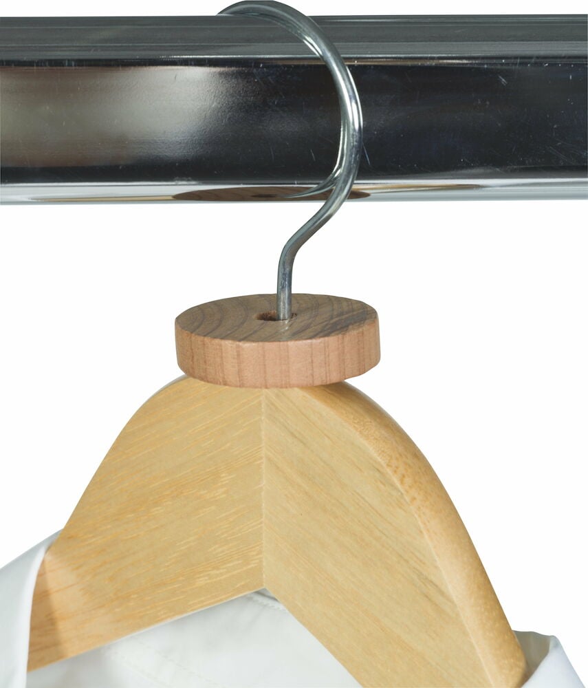 Cederträring på klädhängare hängande i garderob.