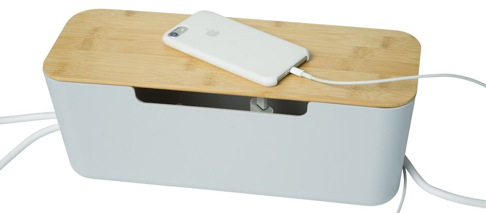 Vit kabellåda med bambulock och synliga kablar.