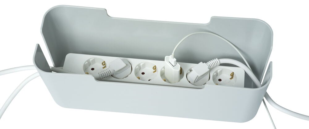 Vit kabellåda med grenuttag och sladdar.