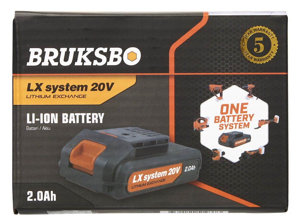 Svart batteri med orange detaljer i förpackning.