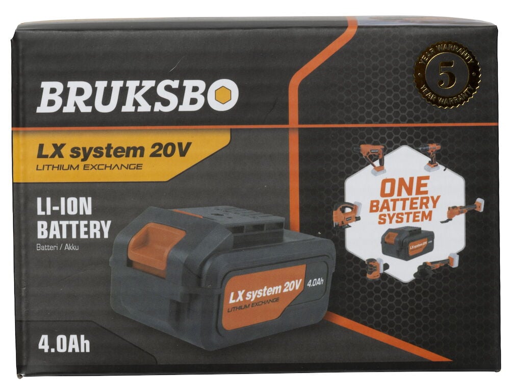 Svart verktygsbatteri med orange detaljer på förpackning.