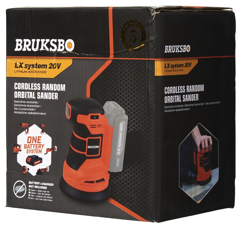 Svart och orange batteridriven slipmaskin på produktförpackning.