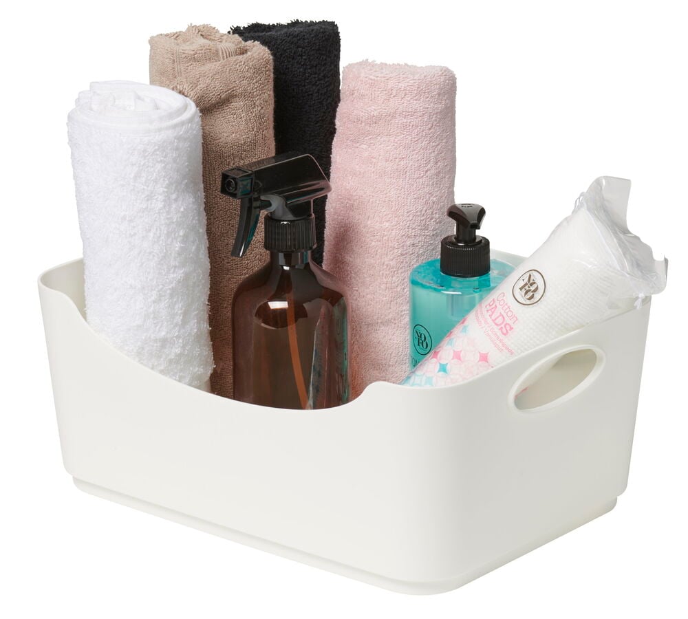 Valkoinen avoin säilytyslaatikko, jossa on kahvat ja kylpyhuonetarvikkeet.