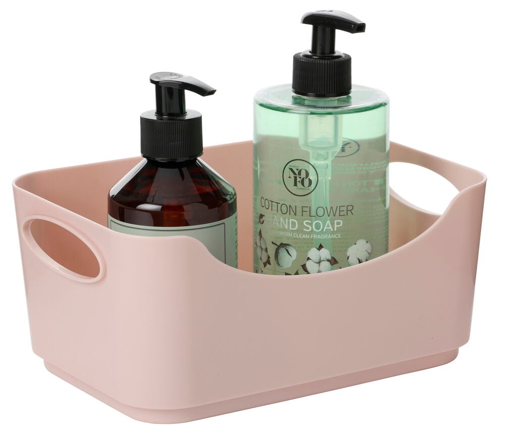 En ljusrosa öppen förvaringslåda med handtag, med en brun och en klar grön pumpflaska.
