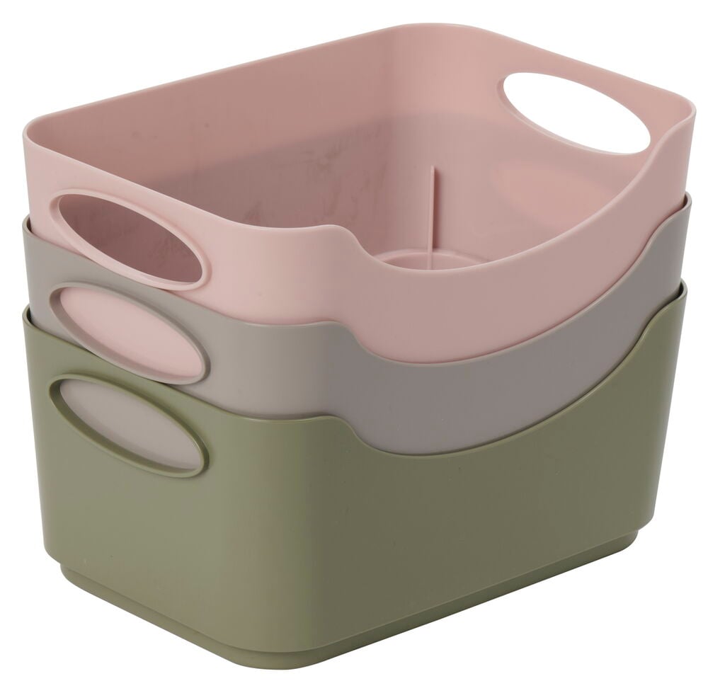 Tre stapelbara plastlådor i blandade färger.