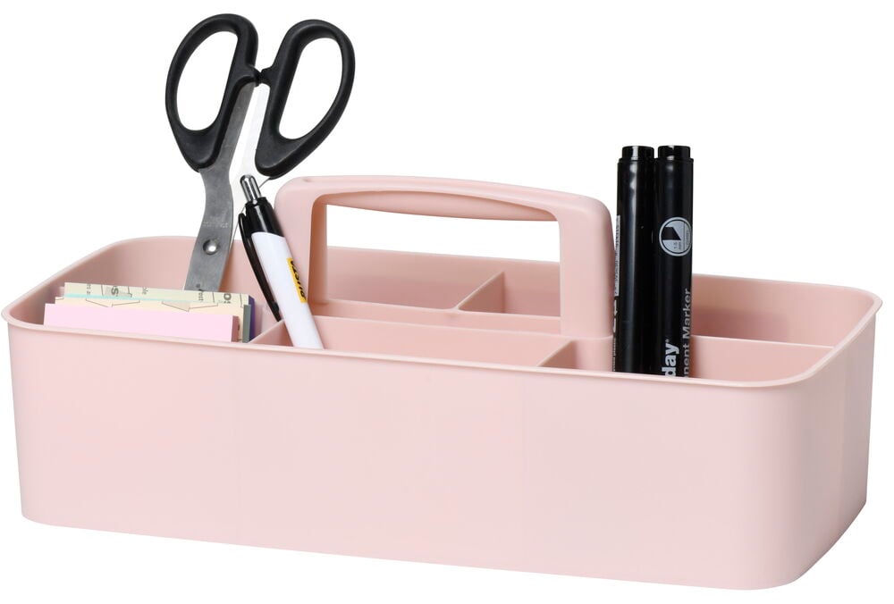 Vaaleanpunainen muovilaatikko, jossa on kahva ja erilaisia toimistotarvikkeita.