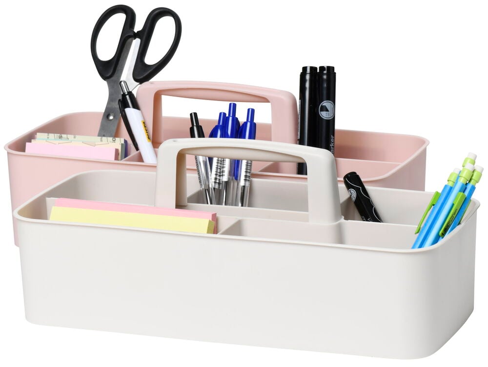 Kaksi kahvallista muovilaatikkoa täynnä toimistotarvikkeita.