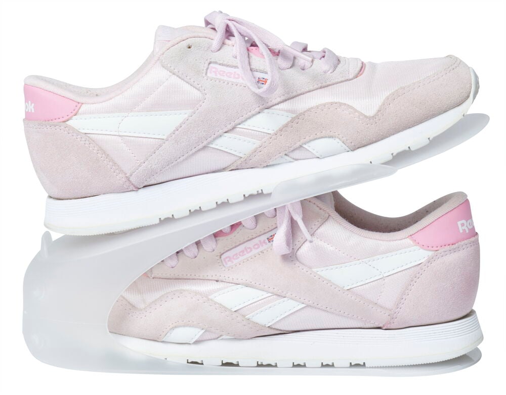 Zwei rosa Sneakers auf transparentem Schuhhalter.