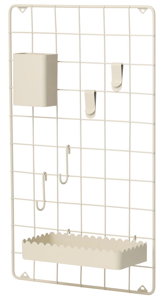 Beige metallgallertavla, 30x50x0.5 cm, med en behållare, två klämmor, två S-krokar och en vågkantad hylla.