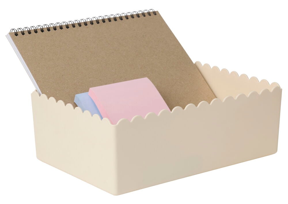 Off-white Stor oppbevaringsboks med bølget kant, med en brun notatbok og rosa og blå post-it-lapper.