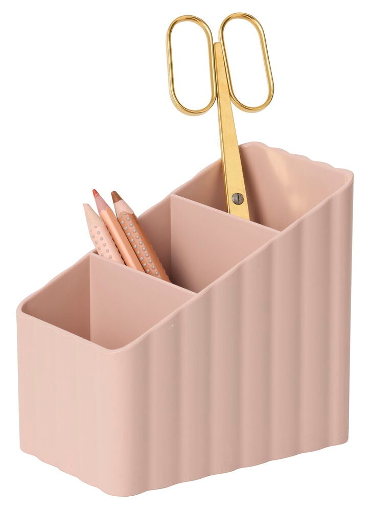 Rosa skrivebordsorganisator med tre rom som holder gullsaks og tre blyanter.