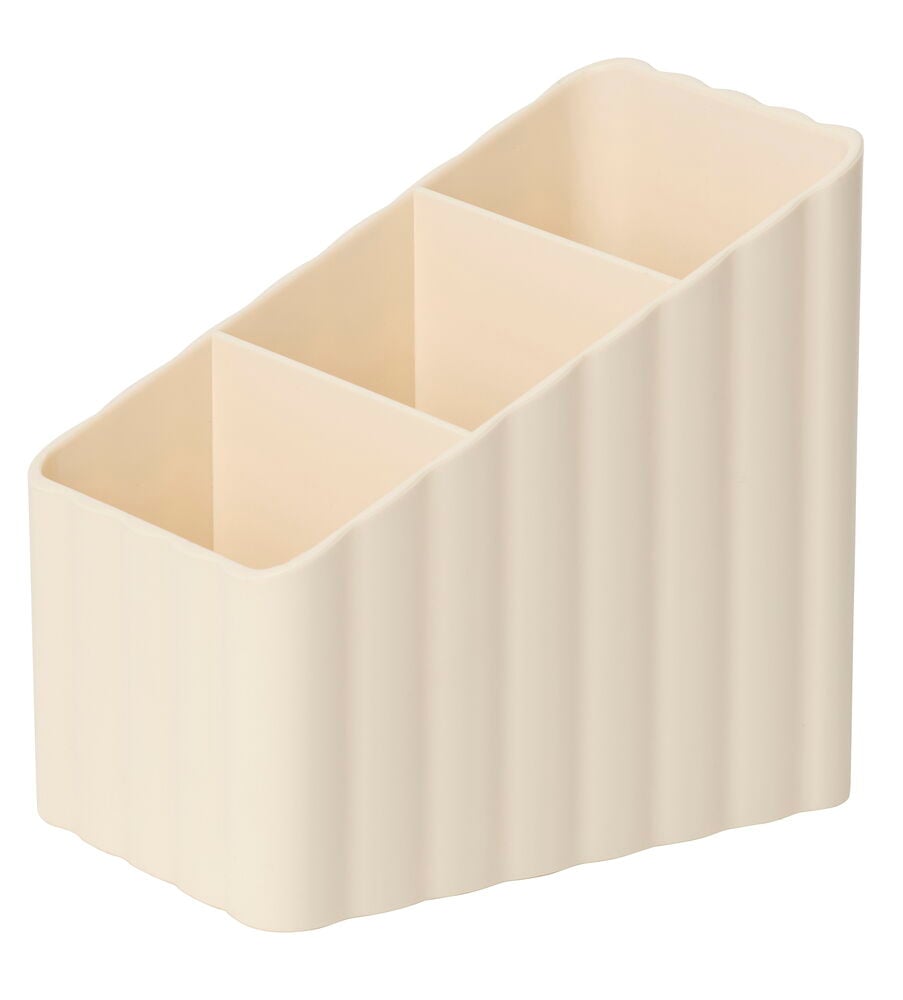 Off-white oppbevaringsorganisator med fire rom og riflete sider, vinklet ovenfra og forfra.