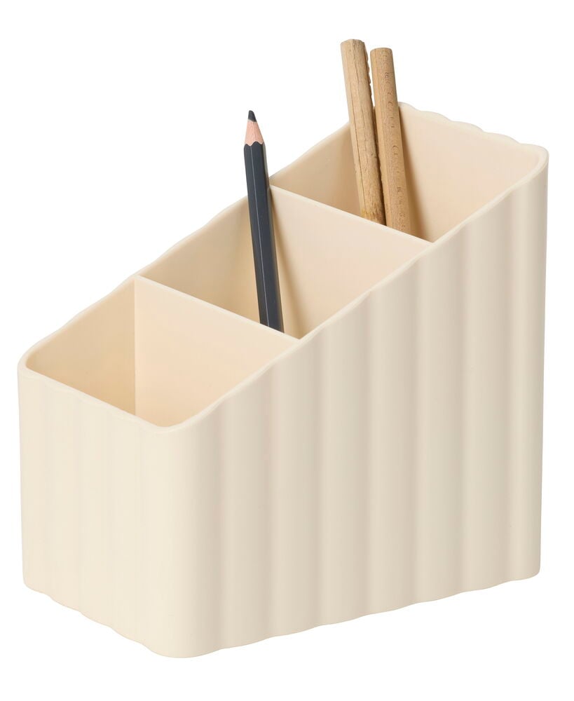Off-white riflet skrivebordsorganisator med tre rom som holder en svart blyant og to treblyanter.